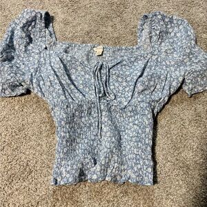 Very cute blue flowery top!